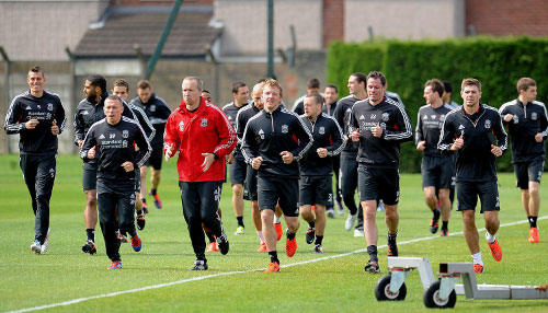 53岁齐达内上海街头踢毽子，与大妈迅速融入展现高球商风采