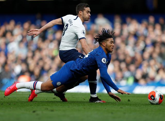 崩盘预警！皇马更衣室分裂，阿隆索帅位悬了，战曼城是最后救赎！