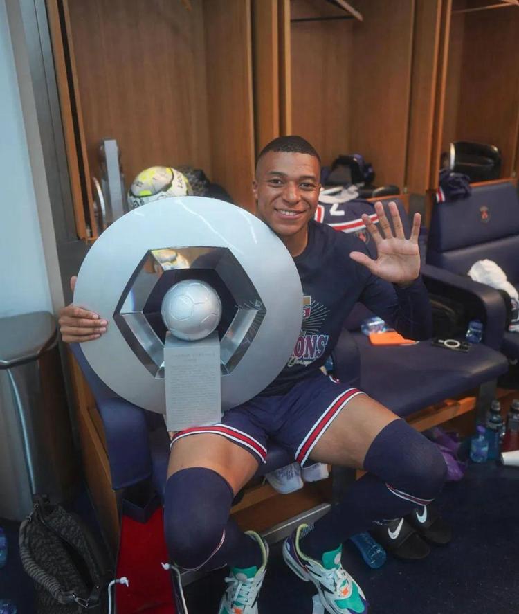 图片报：诺伊尔调整了训练流程，乌尔比希也激励着他继续